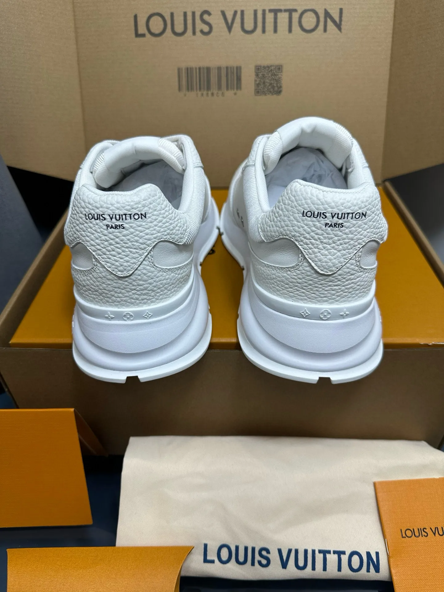 Factory price: 700💰🌈LV | Louis Vuitton 2025𝐬𝐬 🧡💚2025 spring and summer new style top version‼ ️The original version is the same. The counter focuses on the latest casual shoes and new hard goods🆕 ❥Purchasing agent level! Full of high-end feel! A popular model among bloggers at home and abroad, it’s retro and fashionable, and looks stunning on your feet! Wear a lot of happiness! The official website's main recommendation★ ━━━━━ ЅᏇєєt ━━━━━ ▪️Upper: Original custom-made imported calfskin fabric ▪️Inner: breathable gauze imported from Italy ▪️Outsole: rubber foam ➕t men's men's shoes 💰u high-end outsole ▪️Color: nine colors available ▪️Shoe size: 35-44, (45, 46 customized)